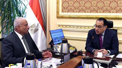 رئيس الوزراء يلتقي محافظ السويس لمتابعة المشروعات وبحث الفرص الاستثمارية بالمحافظة