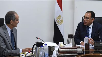 «مدبولي» يتابع مع وزير الاتصالات استراتيجية مصر الرقمية لصناعة التعهيد