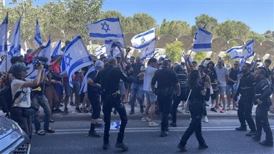 عشرات المتظاهرين أمام منزل 