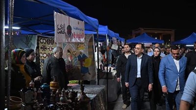رئيس الوزراء يتفقد معرض 