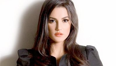 درة تتألق بإطلالة كلاسيكية تخطف الأنظار