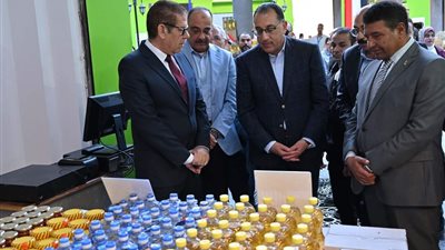 رئيس الوزراء يتفقد معرض السلع الغذائية بحي 