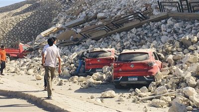 انهيار سور متهالكا وتهشم سيارات في مدينة الخمائل بأكتوبر (صور)