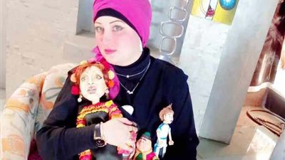 نجلاء رشدى تُبدع في تصميم العرائس بالفوم وتتميز بتشكيل الماريونيت