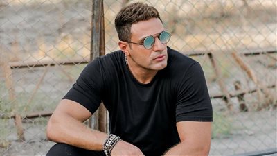 لحظات مؤثرة أمام الكعبة.. محمد نور يؤدي مناسك العمرة مع أولاده