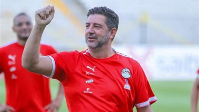 مدير منتخب مصر يرد على إشاعات تعاقد فيتوريا مع الأهلي السعودي
