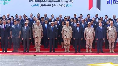 السيسي يتوسط صورة تذكارية مع العاملين بمركز البيانات الحكومية