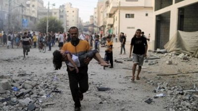 عقب تدمير منازلهم... فلسطينيون يتجولون في شوارع خان يونس 