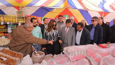 محافظ دمياط تفتتح معرض السلع الأساسية بعزبة البرج