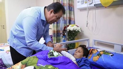 وزير الصحة يطمئن على الطفل الفلسطيني «عبدالله الكحيل» بمعهد ناصر 
