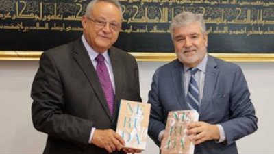 سفير تشيلي يهدي جامعة الإسكندرية أبرز أعمال الأدباء والشعراء