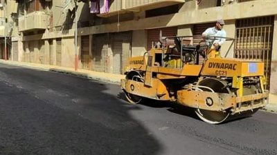 استمرار أعمال رصف وتطوير الشوارع الداخلية بمنطقة شباب المدينة بأسيوط