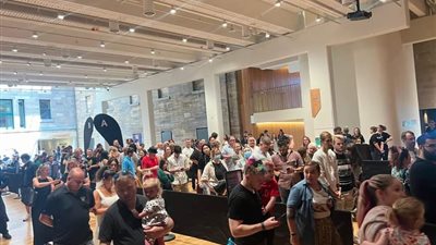 الجماهير تتوافد بكثرة على أبواب معرض 