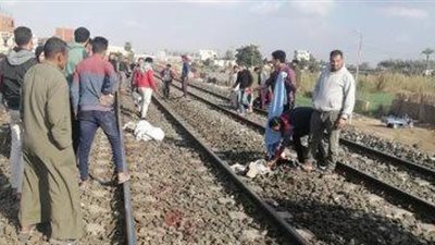 عجلات قطار تحول جثة شاب لأشلاء على القضبان في جرجا