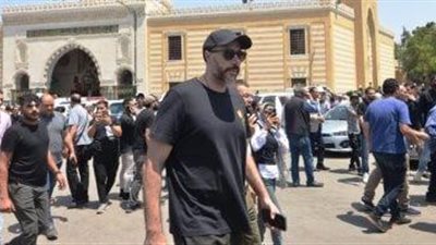 بملامح حزينة وملابس سوداء.. أول ظهور لأحمد السعدني بعد رحيل والده