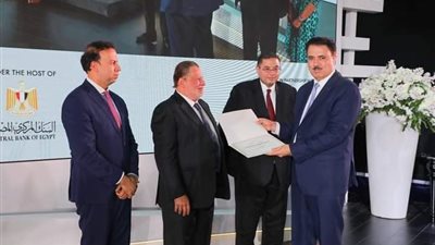 محافظ البنك المركزي المصري يكرم كلية الذكاء الاصطناعي بجامعة المنوفية 