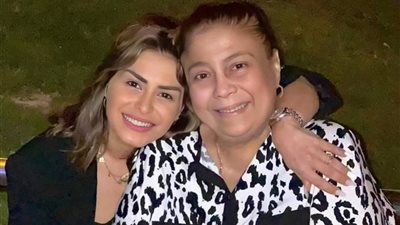 من داخل المستشفى.. منة فضالي تطلب الدعاء لوالدتها 