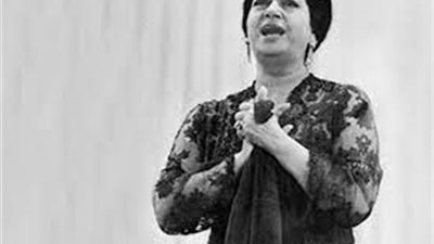 سر استخدام أم كلثوم المنديل والنظارة السوداء