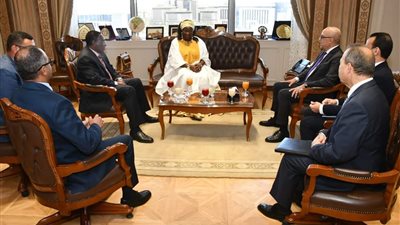 «الجزار» يعرض علي نظيرته الكاميرونية التجربة العمرانية المصرية