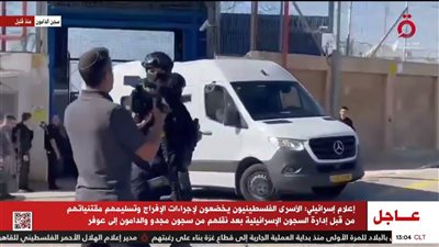 لقطات حية توثق نقل الأسرى الفلسطينيون من سجن الدامون إلى سجن عوفر (فيديو)