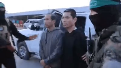 كتائب القسام توثق لحظة تسليم الأسرى إلى الصليب الأحمر (فيديو)