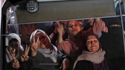 الأسيرات الفلسطينيين المحررات توجهن الشكر لـ «حماس» لإيفائها بوعودها