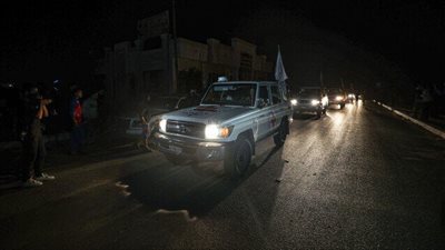 حماس تُعلن تسليم 13 إسرائيلياً و7 عمال أجانب للصليب الأحمر الدولي