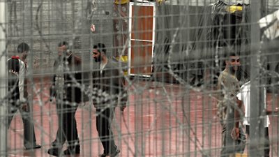 الاحتلال الصهيونى يُطلق قنابل غاز لتفريق تجمعًا فلسطينيًا في محيط سجن عوفر