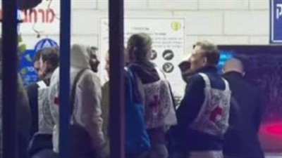 لا يزالون بسجن عوفر.. حشود فلسطينية انتظارا للإفراج عن الأسرى الفلسطينيين