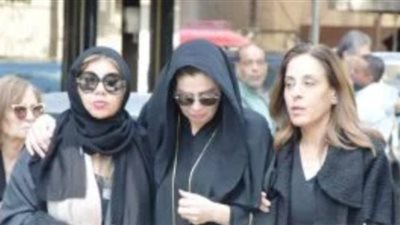 الحزن يسيطر علي ملامح رانيا فريد شوقي أثناء تشييع جثمان والدتها