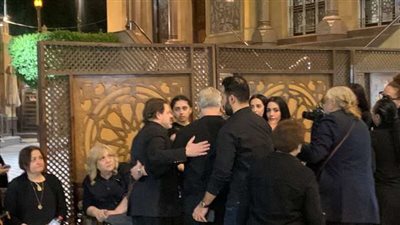 نجوم الفن يتوافدون على عزاء والدة ريم أحمد