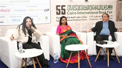 شاعرة هندية تتحدث عن ديوانها داخل معرض الكتاب 