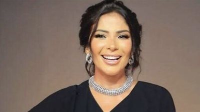 منى زكي: بداياتي كانت حظ.. وفيه فنانات يتمتعون بقدر كبير من الحظ