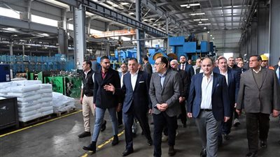 رئيس الوزراء يتفقد مصنع شركة 
