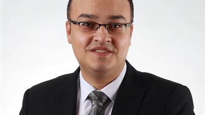 هبوط الدولار بالسوق الموازية واستمرار جنون أسعار السلع.. خبير اقتصادي يوضح الأسباب