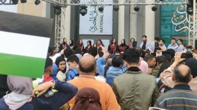 برفع أعلام فلسطين.. زوار معرض الكتاب يتفاعلون مع الفعاليات 