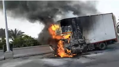 حريق هائل يلتهم سيارة نقل أعلى دائري المريوطية يُعيق الحركة المرورية (صور)