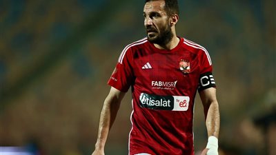 لأول مرة في مسيرته.. علي معلول يرتدي شارة قيادة الأهلي 