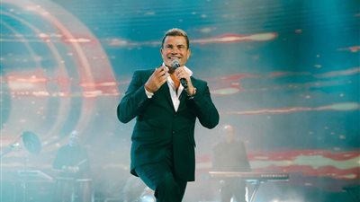 توافد جماهيري كبير بالزي الأبيض على حفل عمرو دياب ببيروت