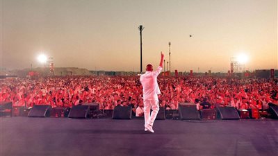 قرارات واشتراطات تثير الجدل قبل بدء حفل عمرو دياب ببيروت