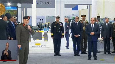 السيسي يتفقد أجنحة معرض 