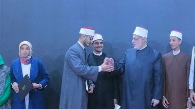 الأزهر يُكرم عبدالرحمن صقر الفائز في مسابقة ”معا لعودة القيم الإيجابية”