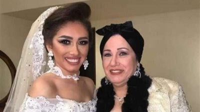 بصورة تجمعهما.. ريم أحمد تطالب من جمهورها الدعاء لوالدتها