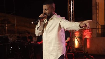 بعد ليلة الدموع.. أحمد سعد يروّج لـ أحدث حفلاته بـ السعودية