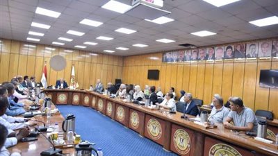 وزير العمل يلتقي بممثلي الاتصال النقابي العمالي بالمحافظات