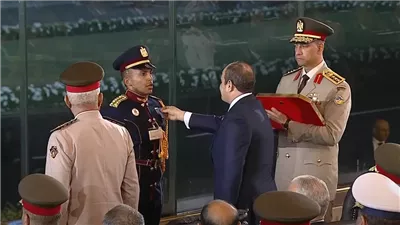 تقديرًا لهم.. السيسي يمنح الأنواط لأوائل خريجى الكليات العسكرية