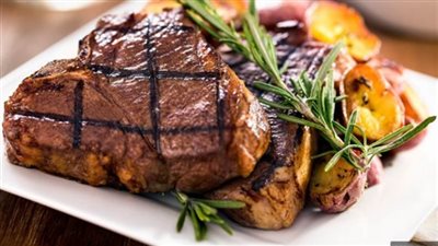 منها الزعتر.. أعشاب تساعدك على التخلص من زفارة اللحوم 