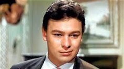 من صدمة الفقر إلى نجومية السينما.. قصة حياة أحمد رمزي