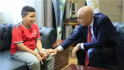 في لفتة إنسانية.. وزير التعليم يقرر إعفاء بائع السبح من المصروفات الدراسية