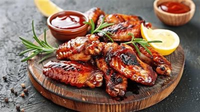 وصفة سهلة واقتصادية.. طريقة عمل أجنحة الدجاج بالبطاطس  